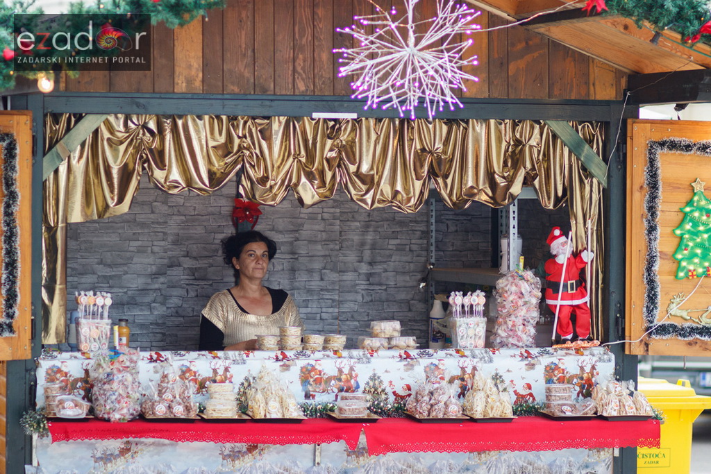 Đir po gradu, petak 24. studenog 2017. – Dan Grada Zadra. Adventska kućica