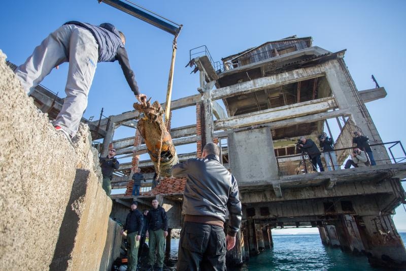 Specijalna policija Ajkule u podrucju ispred lansirne stanice tvornice Torpedo izvukla je s morskog dna jos jedan primjerak torpeda. I ovaj ce primjerak preuzeti Muzej grada Rijeke i uvrstiti ga u svoju Zbirku. Photo: Nel Pavletic/PIXSELL Specijalna policija Ajkule u podrucju ispred lansirne stanice tvornice Torpedo izvukla je s morskog dna jos jedan primjerak torpeda. I ovaj ce primjerak preuzeti Muzej grada Rijeke i uvrstiti ga u svoju Zbirku. Photo: Nel Pavletic/PIXSELL
