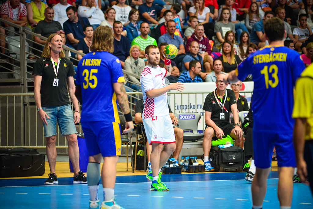 U doista sjajnoj atmosferi koju je stvorilo oko 5000 navijača iz cijele Hrvatske, naši su rukometni reprezentativci remizirali sa Švedskom i to s rezultatom 25-25. Bila je to ‘kaubojima’ pretposljednja pripremna utakmica uoči Olimpijskih igara