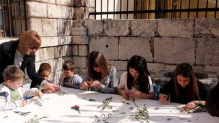 Radionica pletenja maslinovih grančica, foto: Karla Šorić Radionica pletenja maslinovih grančica, foto: Karla Šorić