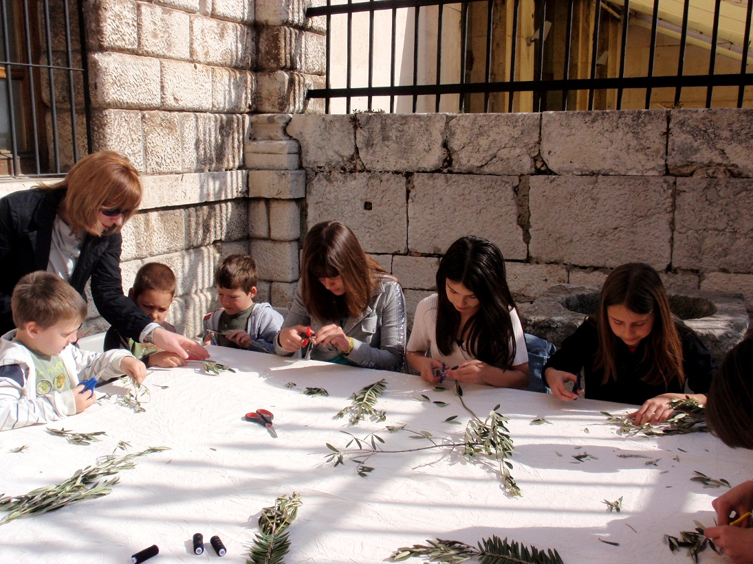 Radionica pletenja maslinovih grančica, foto: Karla Šorić Radionica pletenja maslinovih grančica, foto: Karla Šorić