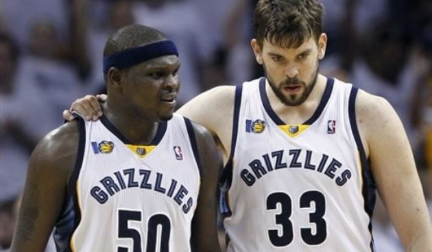 Memphis Grizzlies center Marc Gasol (33), of Spain, talks with forward Zach Randolph (50) // AP Photo