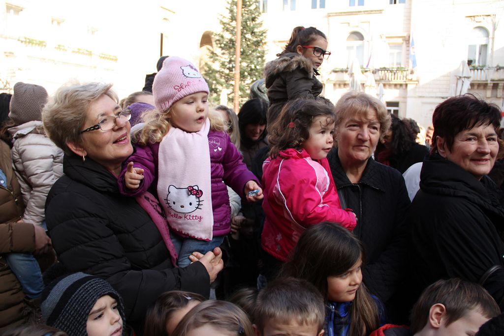 Sveta Luce oduševila mališane u gradu