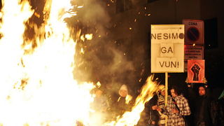 Maribor (Slovenija), 031212.
Prosvjed gradjana Maribora protiv trenutacnog gradonacelnika Franca Kanglera, osumnjicenog za umjesanost u korupciju. Prosvjed je zapoceo okupljanjem nekoliko tisuca ljudi na Trgu Slobode, a zatim se preselio ispred zgrade opc Maribor (Slovenija), 031212.
Prosvjed gradjana Maribora protiv trenutacnog gradonacelnika Franca Kanglera, osumnjicenog za umjesanost u korupciju. Prosvjed je zapoceo okupljanjem nekoliko tisuca ljudi na Trgu Slobode, a zatim se preselio ispred zgrade opc