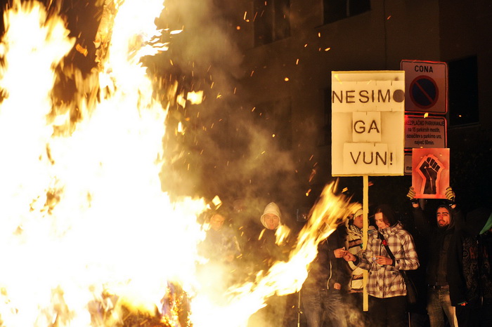Maribor (Slovenija), 031212.
Prosvjed gradjana Maribora protiv trenutacnog gradonacelnika Franca Kanglera, osumnjicenog za umjesanost u korupciju. Prosvjed je zapoceo okupljanjem nekoliko tisuca ljudi na Trgu Slobode, a zatim se preselio ispred zgrade opc Maribor (Slovenija), 031212.
Prosvjed gradjana Maribora protiv trenutacnog gradonacelnika Franca Kanglera, osumnjicenog za umjesanost u korupciju. Prosvjed je zapoceo okupljanjem nekoliko tisuca ljudi na Trgu Slobode, a zatim se preselio ispred zgrade opc