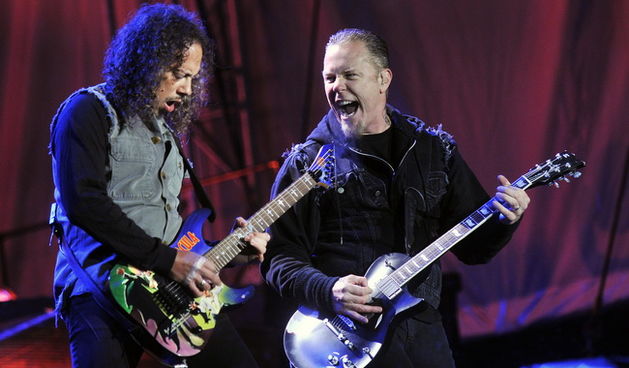 Zagreb, 160510.
Hipodrom.
Koncert heavy metal gruope Metallica.
Na slici: James Hetfield i Kirk Hammett.
Foto: Boris Kovacev / CROPIX