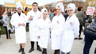 Prosvjed #spasime: Tomislavov trg u Zagrebu pun ljudi, došao i Plenković Prosvjed #spasime: Tomislavov trg u Zagrebu pun ljudi, došao i Plenković