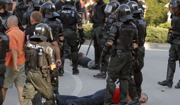 Zilina, 300709.
Nakon pokusaja petstotinjak navijaca Torcide da dodje do stadiona Pod Dubinom slovacka policija brutalno je reagirala te ih je udarala pendrecima.
Foto: Ante Cizmic / CROPIX