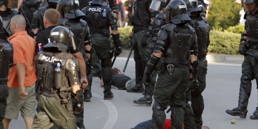 Zilina, 300709.
Nakon pokusaja petstotinjak navijaca Torcide da dodje do stadiona Pod Dubinom slovacka policija brutalno je reagirala te ih je udarala pendrecima.
Foto: Ante Cizmic / CROPIX Zilina, 300709.
Nakon pokusaja petstotinjak navijaca Torcide da dodje do stadiona Pod Dubinom slovacka policija brutalno je reagirala te ih je udarala pendrecima.
Foto: Ante Cizmic / CROPIX