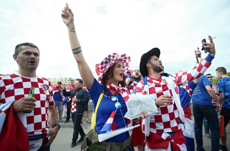 Euro 2016: Hrvatski navijači napravili fenomenalnu atmosferu u Parizu. Photo: Sanjin Strukić/PIXSELL Euro 2016: Hrvatski navijači napravili fenomenalnu atmosferu u Parizu. Photo: Sanjin Strukić/PIXSELL