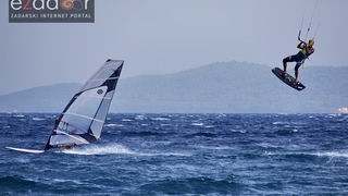 Guštanje surfera u jakom jugu Guštanje surfera u jakom jugu