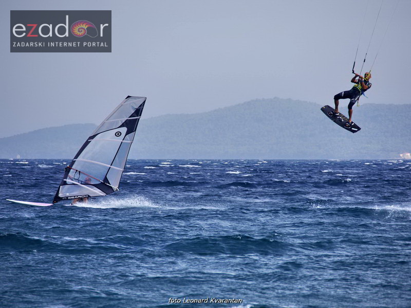 Guštanje surfera u jakom jugu Guštanje surfera u jakom jugu
