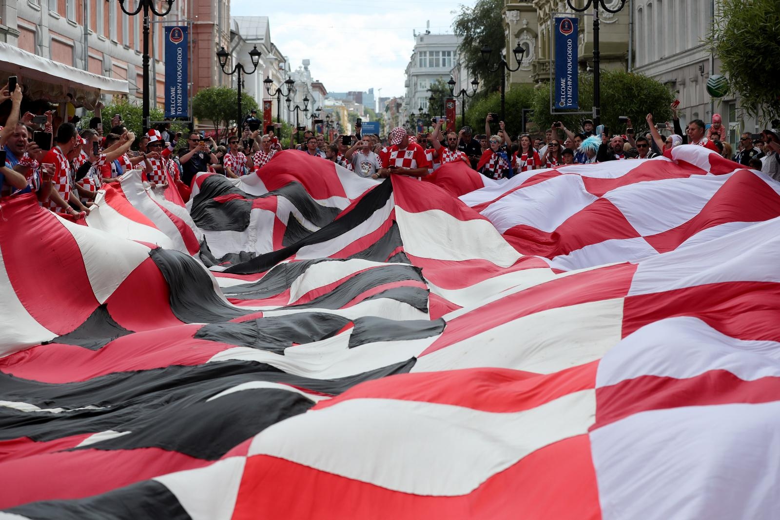 Divovska hrvatska zastava razvijena u centru Nižnji Novgoroda