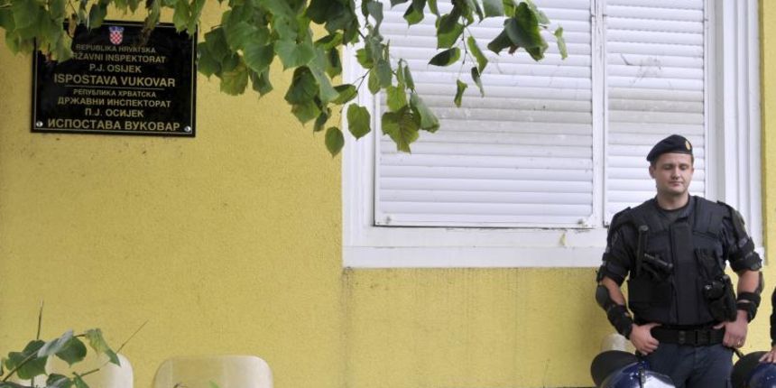 03.09.2013., Vukovar – Policija jos uvijek osigurava sve postavljene table s dvojezicnim natpisima. Photo: Goran Ferbezar/PIXSELL