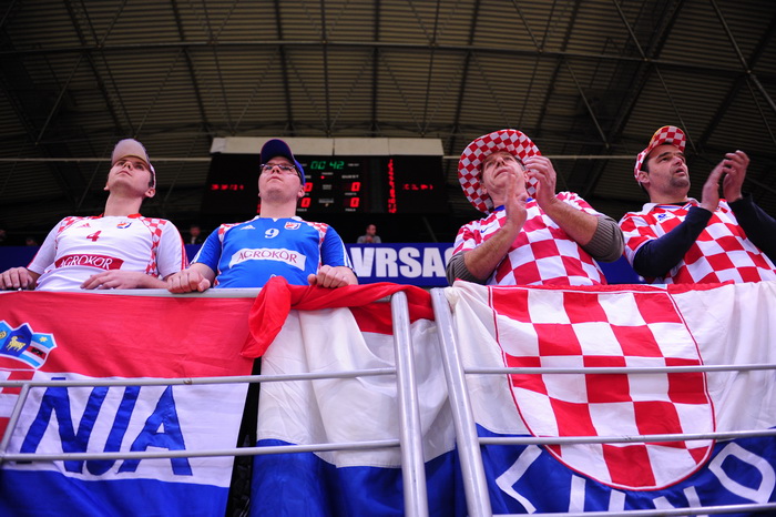 Vrsac, 160112.
Europsko prvenstvo u rukometu u Srbiji.
Prvo kolo, utakmica izmedju Hrvatske i Islanda.
Na slici: Hrvatski navijaci.
Foto: Drazen Aleksic / CROPIX Vrsac, 160112.
Europsko prvenstvo u rukometu u Srbiji.
Prvo kolo, utakmica izmedju Hrvatske i Islanda.
Na slici: Hrvatski navijaci.
Foto: Drazen Aleksic / CROPIX