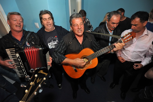 Zadar, 190513.
Lokalni izbori 2013.
Stozer HDZ-a.
HDZ slavi pobjedu na lokalnim izborima. Prema nesluzbenim rezultatima pobijedili su u utrci za zupanijsku skupstinu, gradsko vijece, stari novi zupan Stipe Zrilic je takodjer premocno pobijedio, a Bozidar Zadar, 190513.
Lokalni izbori 2013.
Stozer HDZ-a.
HDZ slavi pobjedu na lokalnim izborima. Prema nesluzbenim rezultatima pobijedili su u utrci za zupanijsku skupstinu, gradsko vijece, stari novi zupan Stipe Zrilic je takodjer premocno pobijedio, a Bozidar