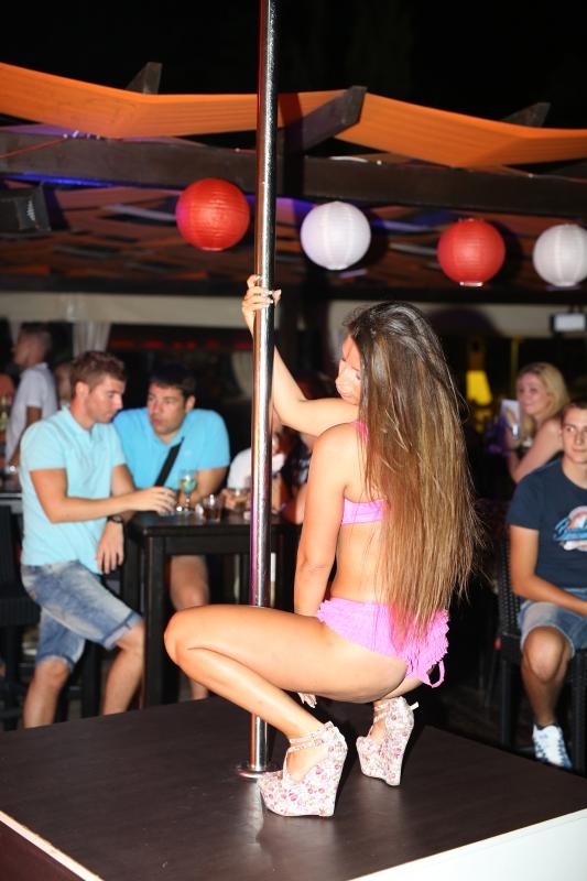 Opis  02.08.2014., Zadar – Playboy party turneja nastavila se i u Zadru u klubu Mango gdje su atraktivne plesacice uljepsale vecer mnogih gostiju. Photo: Filip Brala/PIXSELL Autor  Filip Brala/PIXSELL Ključne riječi  party, stranka, playboy, Mango, ljeto