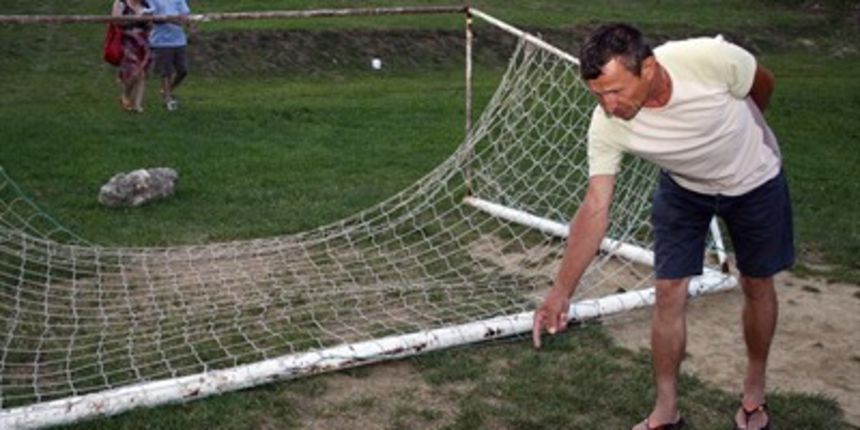 Gol koji je pao na na djevojčicu (foto: Andrej Svoger/Cropix) Gol koji je pao na na djevojčicu (foto: Andrej Svoger/Cropix)