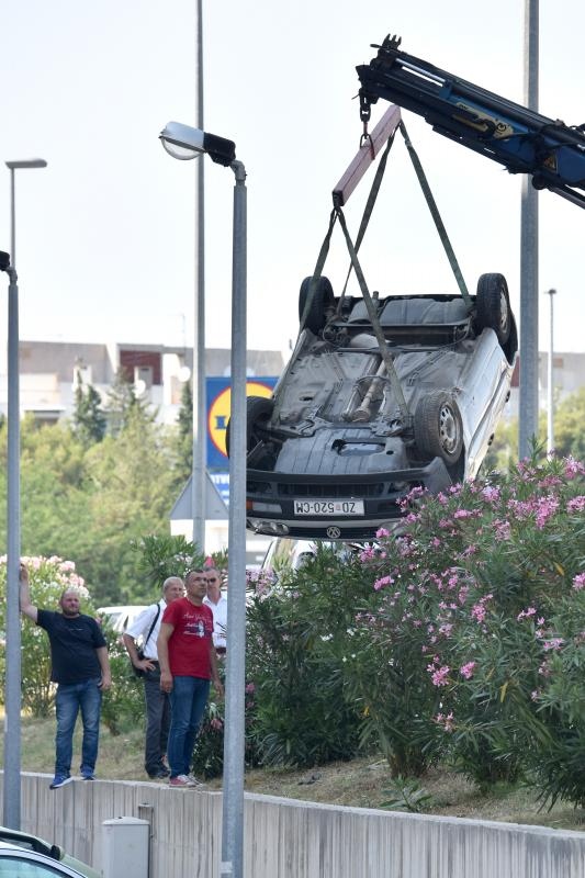 Zadar: U nesreći u ulici Benka Benkovića došlo do prevrtanja vozila koje je palo na parkiralište