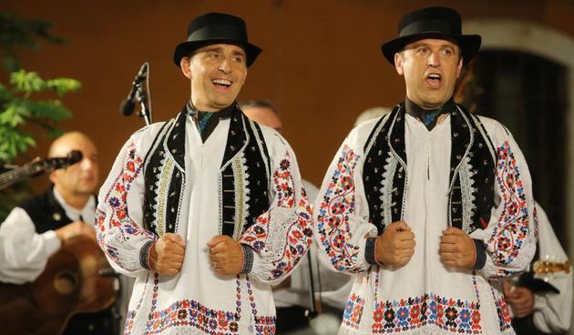 18.07.2013., Zadar – Na Poljani Sime Budinica odrzan je koncert plesnog ansambla Lado gdje su gradjani, ali i mnogobrojni turisti, uzivali gledajuci ples u narodnim nosnjama. Photo: Filip Brala/PIXSELL Autor  Filip Brala/PIXSELL KLJUČNE RIJEČI  narodne