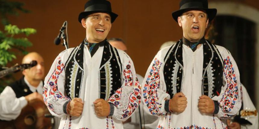 18.07.2013., Zadar – Na Poljani Sime Budinica odrzan je koncert plesnog ansambla Lado gdje su gradjani, ali i mnogobrojni turisti, uzivali gledajuci ples u narodnim nosnjama. Photo: Filip Brala/PIXSELL Autor  Filip Brala/PIXSELL KLJUČNE RIJEČI  narodne