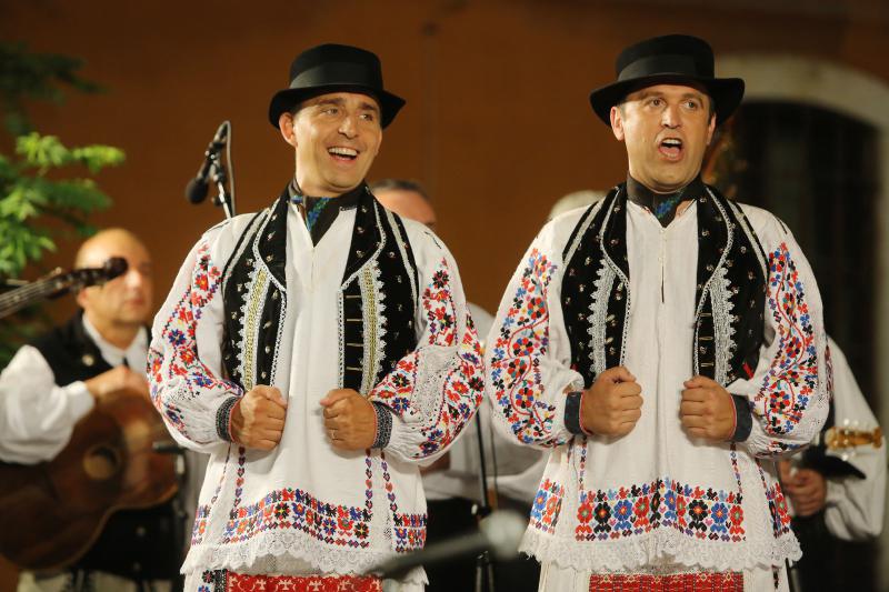 18.07.2013., Zadar – Na Poljani Sime Budinica odrzan je koncert plesnog ansambla Lado gdje su gradjani, ali i mnogobrojni turisti, uzivali gledajuci ples u narodnim nosnjama. Photo: Filip Brala/PIXSELL Autor  Filip Brala/PIXSELL KLJUČNE RIJEČI  narodne