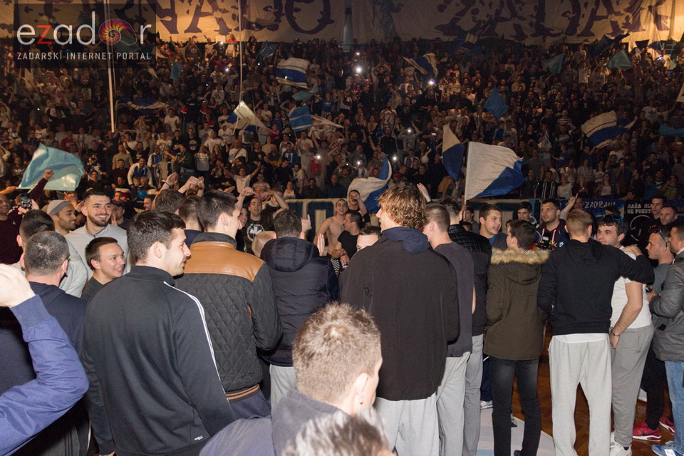 Humanitarno gledanje utakmice Zadar-Cibona (85-84) u Jazinama Humanitarno gledanje utakmice Zadar-Cibona (85-84) u Jazinama