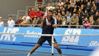 Osijek, 091210.
U osjeckoj dvorani Gradski vrt odigrava se humanitarni teniski spektakl, odnosno dvoboj Gorana Ivanisevica i Ivana Ljubicica. Cilj cijele manifestacije je humanitarnog karaktera. Prikupljena sredstva ici ce za pomoc pri lijecenju hrvatsko Osijek, 091210.
U osjeckoj dvorani Gradski vrt odigrava se humanitarni teniski spektakl, odnosno dvoboj Gorana Ivanisevica i Ivana Ljubicica. Cilj cijele manifestacije je humanitarnog karaktera. Prikupljena sredstva ici ce za pomoc pri lijecenju hrvatsko
