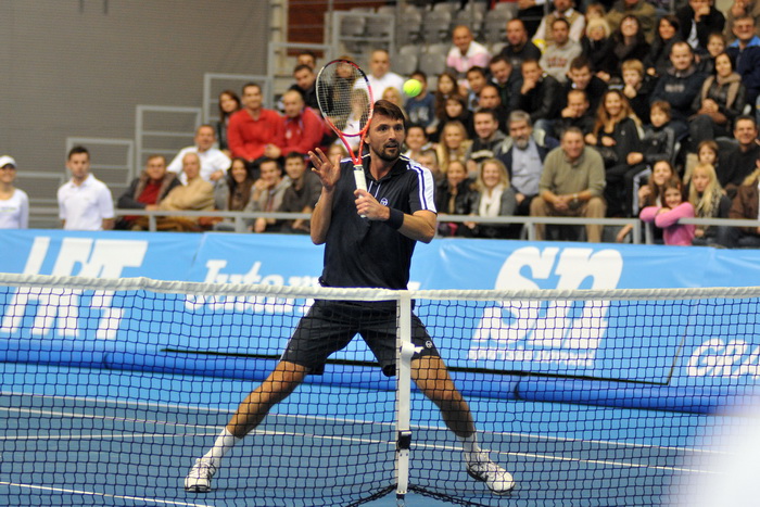 Osijek, 091210.
U osjeckoj dvorani Gradski vrt odigrava se humanitarni teniski spektakl, odnosno dvoboj Gorana Ivanisevica i Ivana Ljubicica. Cilj cijele manifestacije je humanitarnog karaktera. Prikupljena sredstva ici ce za pomoc pri lijecenju hrvatsko Osijek, 091210.
U osjeckoj dvorani Gradski vrt odigrava se humanitarni teniski spektakl, odnosno dvoboj Gorana Ivanisevica i Ivana Ljubicica. Cilj cijele manifestacije je humanitarnog karaktera. Prikupljena sredstva ici ce za pomoc pri lijecenju hrvatsko