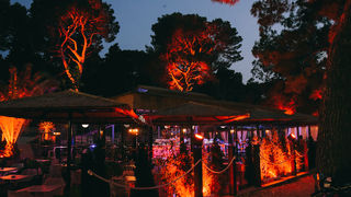 Dalmacija je dobila novo lounge mjesto koje će vas razvesliti u toplim ljetnim danima. Putujte osjećajima kroz predivnu lokaciju novog Makarana beach kluba koji se smjestio na prekrasnoj plaži u srcu Makarske rivijere s veličanstvenim pogledom na Jadransk