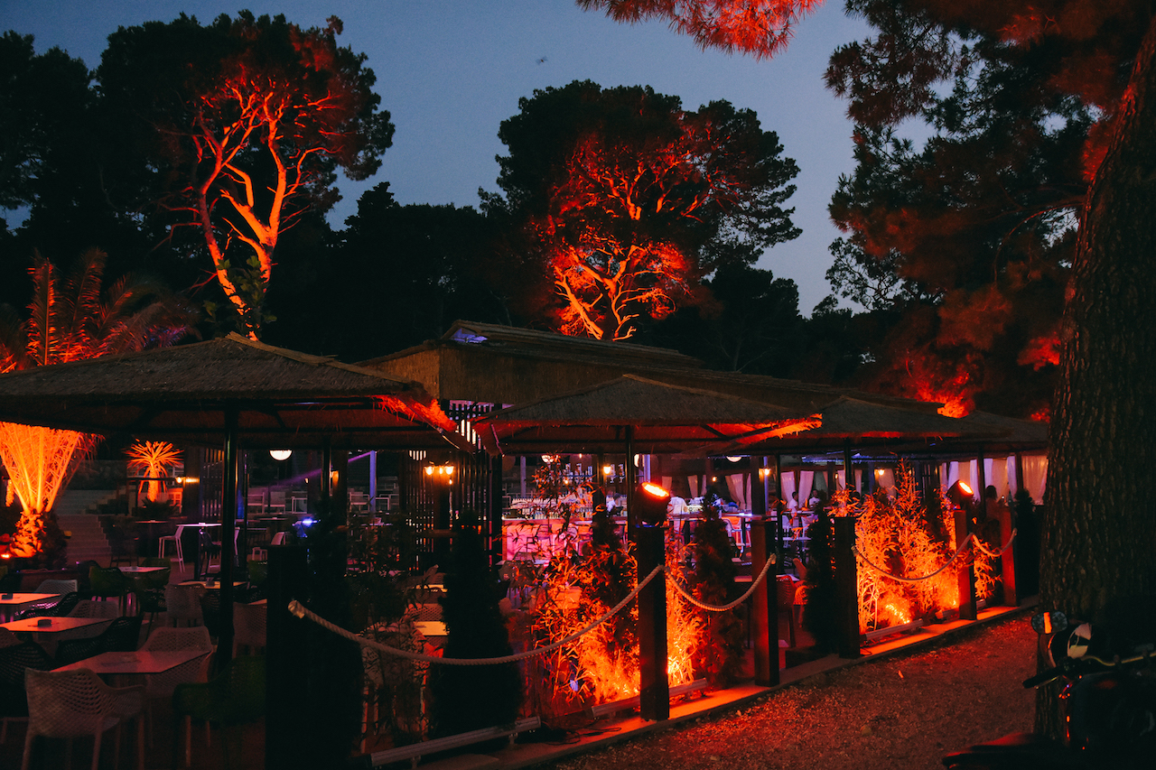 Dalmacija je dobila novo lounge mjesto koje će vas razvesliti u toplim ljetnim danima. Putujte osjećajima kroz predivnu lokaciju novog Makarana beach kluba koji se smjestio na prekrasnoj plaži u srcu Makarske rivijere s veličanstvenim pogledom na Jadransk