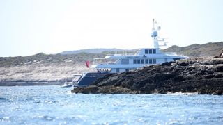 Članovi benda U2 David Howell Evans poznatiji kao The Edge i Adam Clayton odmaraju na Paklenim otocima u pauzi snimanja novog albuma