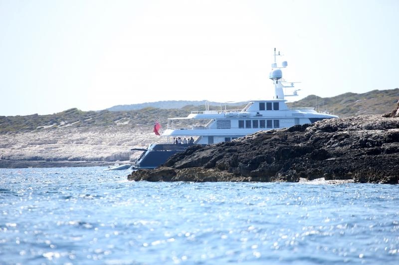 Članovi benda U2 David Howell Evans poznatiji kao The Edge i Adam Clayton odmaraju na Paklenim otocima u pauzi snimanja novog albuma