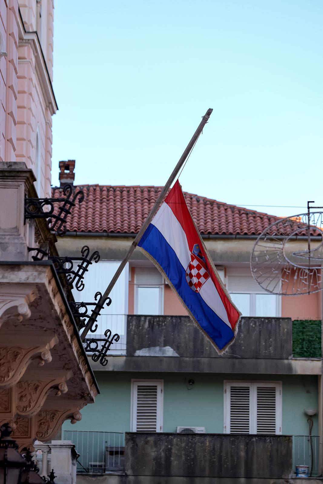 Zbog dana žalosti u Zadru su zastave na pola koplja