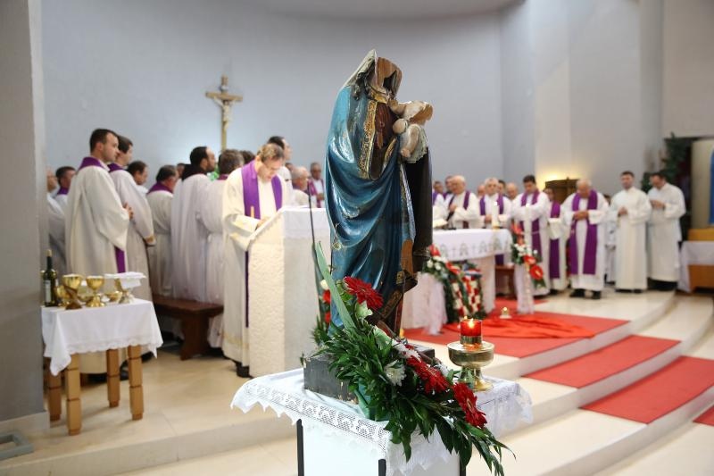 Kolonom sjećanja i polaganjem vijenaca obilježena 23. obljetnica stradanja Škabrnje, Foto: Filip Brala/PIXSELL Kolonom sjećanja i polaganjem vijenaca obilježena 23. obljetnica stradanja Škabrnje, Foto: Filip Brala/PIXSELL