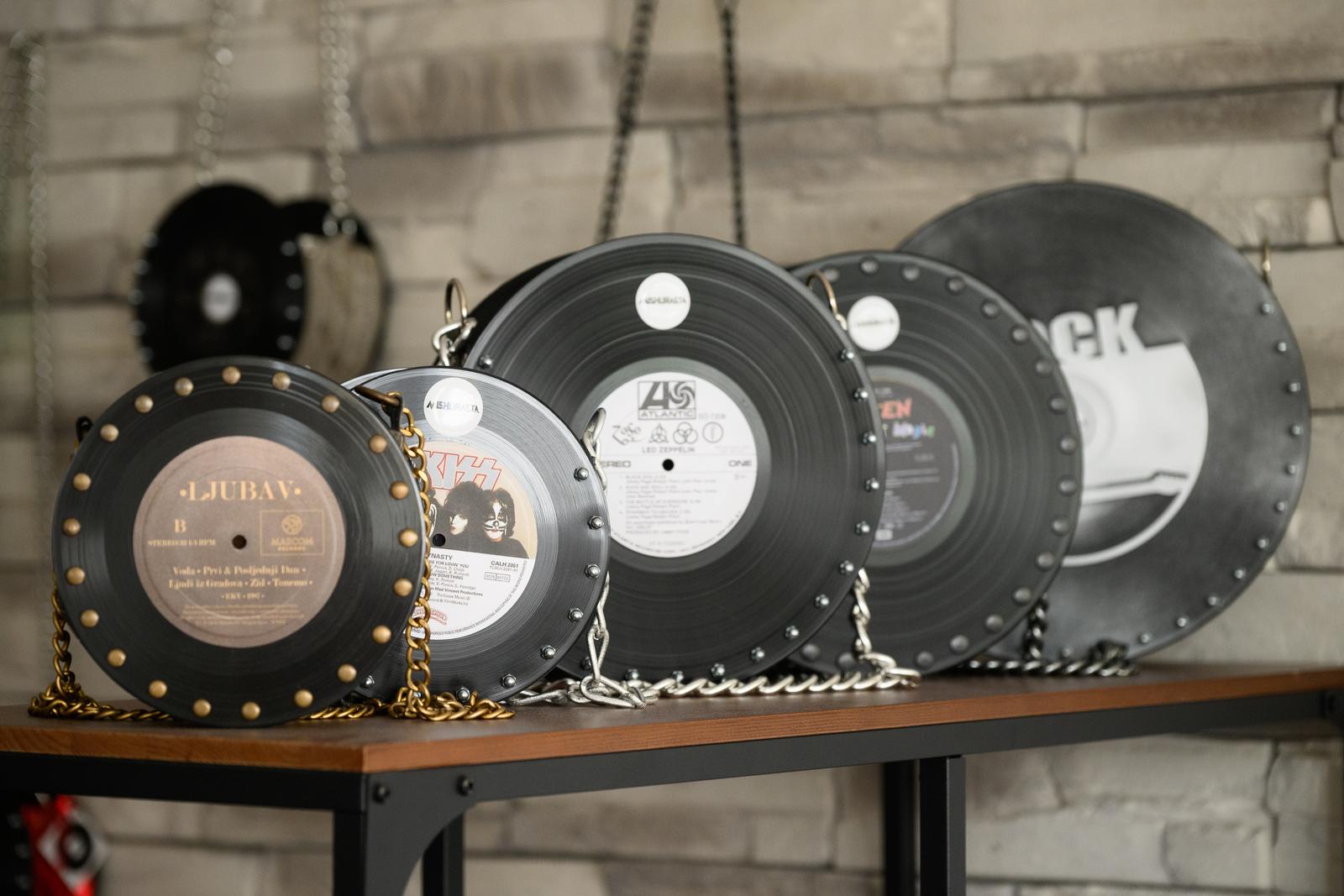 Miljana Jovičić proizvodi torbice od starih gramofonskih ploča