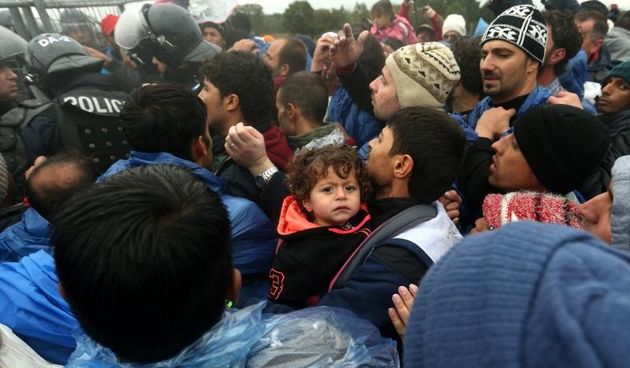 Trnovec – Slovenska policija zaustavila je nocas vlak sa izbjeglicama na granicnom prijelazu Trnovec kod Cakovca. Iako je vlak bio najavljen. Slovenija je podigla ogradu i ne pusta izbjeglice u Sloveniju. Oko 500 izbjeglica Slovenci su oko 16:00 sati ukrc