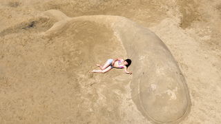 Lopar, 150612.
Nakon tri dana zavrsen je Prvi festival skulpture u pijesku
Najpjescanija plaza u Loparu, Rajska plaza ugostila je umjetnike i studente likovne akademije iz Zagreba na prvom festivalu skulpture u pijesku. Ukupno je izradjeno sedam skulptur Lopar, 150612.
Nakon tri dana zavrsen je Prvi festival skulpture u pijesku
Najpjescanija plaza u Loparu, Rajska plaza ugostila je umjetnike i studente likovne akademije iz Zagreba na prvom festivalu skulpture u pijesku. Ukupno je izradjeno sedam skulptur