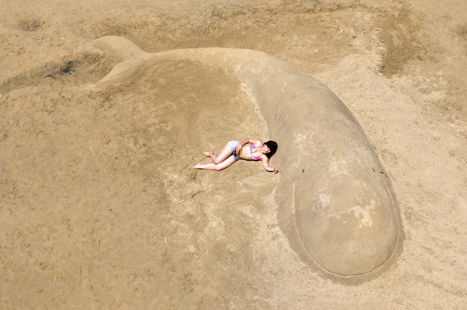 Lopar, 150612.
Nakon tri dana zavrsen je Prvi festival skulpture u pijesku
Najpjescanija plaza u Loparu, Rajska plaza ugostila je umjetnike i studente likovne akademije iz Zagreba na prvom festivalu skulpture u pijesku. Ukupno je izradjeno sedam skulptur Lopar, 150612.
Nakon tri dana zavrsen je Prvi festival skulpture u pijesku
Najpjescanija plaza u Loparu, Rajska plaza ugostila je umjetnike i studente likovne akademije iz Zagreba na prvom festivalu skulpture u pijesku. Ukupno je izradjeno sedam skulptur