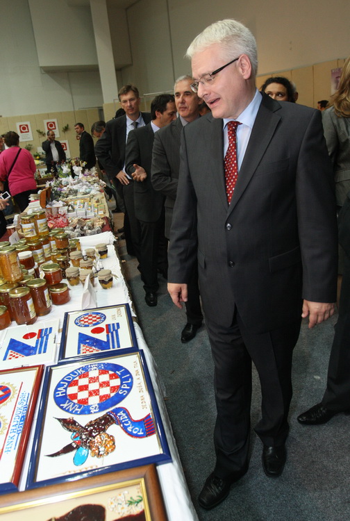 Zadar, 151010.
Predsjednik hrvatske Ivo Josipovic u sklopu posjeta Zadru obisao je i Eko etno sajam koji se ovog tjedna dogadja u dvorani na Visnjiku. Predsjednikje obisao sve izlagace (vise od 300) sa svakim se rukavao i skoro sa svakim slikao.
Na fotogr Zadar, 151010.
Predsjednik hrvatske Ivo Josipovic u sklopu posjeta Zadru obisao je i Eko etno sajam koji se ovog tjedna dogadja u dvorani na Visnjiku. Predsjednikje obisao sve izlagace (vise od 300) sa svakim se rukavao i skoro sa svakim slikao.
Na fotogr