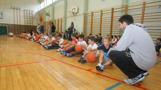 Ogledni košarkaški trening ŠK Zadar u OŠ “Šime Budinić”. Foto: Dino Stanin/PIXSELL