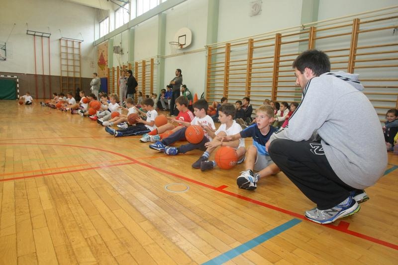 Ogledni košarkaški trening ŠK Zadar u OŠ “Šime Budinić”. Foto: Dino Stanin/PIXSELL