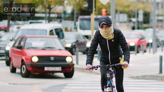 Đir po gradu, ponedjeljak 13. studenog 2017. Škura bura, zima, zamotana biciklistica