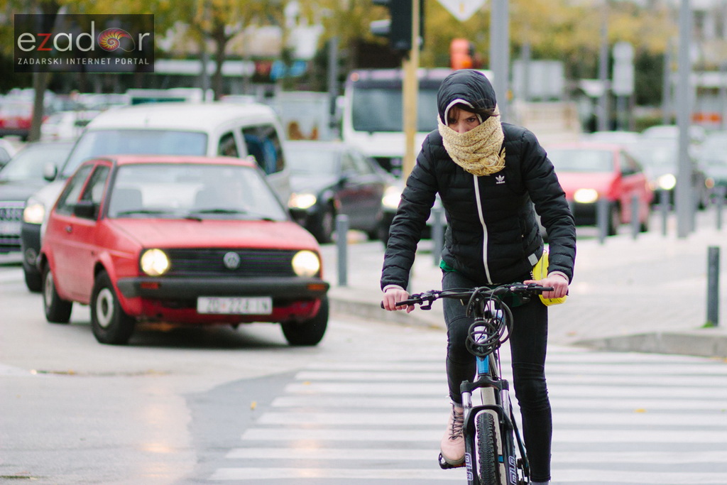 Đir po gradu, ponedjeljak 13. studenog 2017. Škura bura, zima, zamotana biciklistica