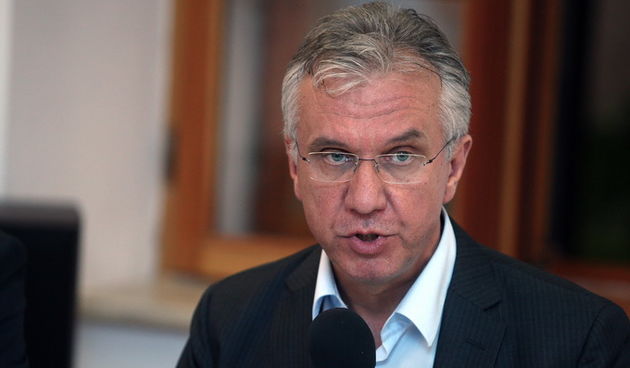 Zadar, 210512.
U prostorijama Gradske knjiznice Zadar ogranak Arbanasi odrzana je tribina na kojoj je ministar zdravstva Rajko Ostojic govorio o perspektivi hrvatskog zdravstva a kao gosti su bili prisutni: Neven Mimica podpredsjednik vlade, dr.Renata Sab