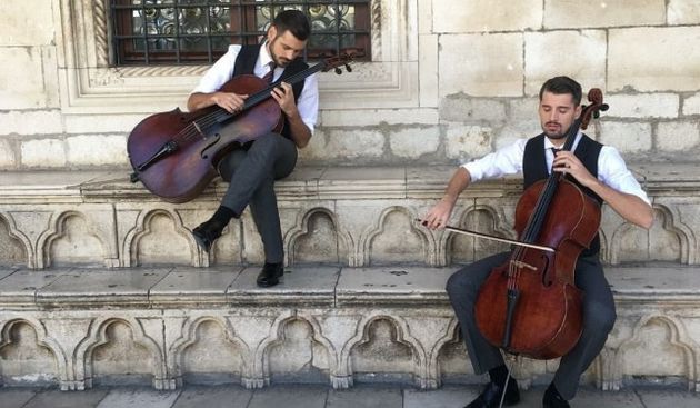 2CELLOS  objavili novi spot  “Moon River”