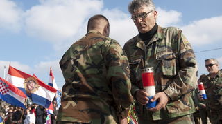 Nadin, 191111.
Clanovi 23 braniteljske udruge danas su u mimohodu od Benkovca do Skabrnje, hodnja se zaustavlja samo u Nadinu zbog polaganja vijenaca (na danasnji dan u Nadinu je ubijeno 19 civila, do sada nema optuzenih za masakr).
Foto: Luka Gerlanc / C