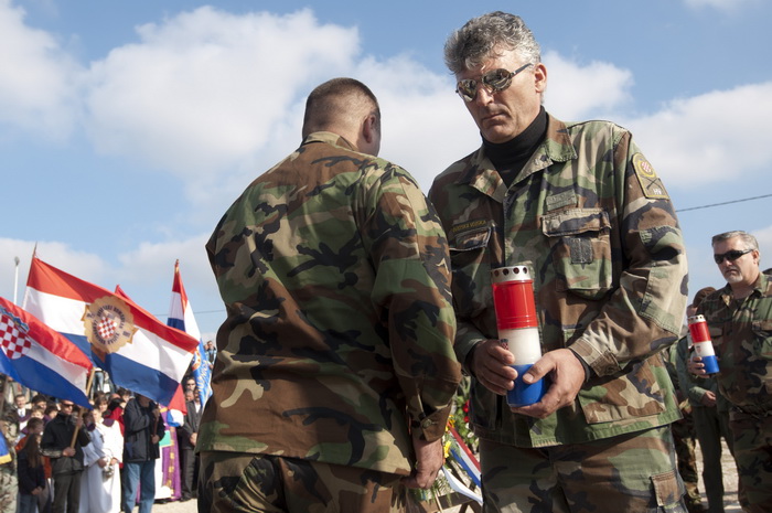 Nadin, 191111.
Clanovi 23 braniteljske udruge danas su u mimohodu od Benkovca do Skabrnje, hodnja se zaustavlja samo u Nadinu zbog polaganja vijenaca (na danasnji dan u Nadinu je ubijeno 19 civila, do sada nema optuzenih za masakr).
Foto: Luka Gerlanc / C