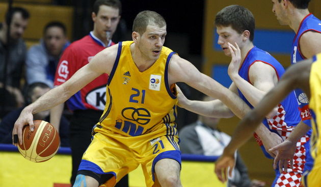 Zagreb, 200211. Dvorana KC Drazen Petrovic. Kosarkaska utakmica NLB-lige  izmedju Zagreba i Sirokog. Na slici: Luka Zoric u akciji. Foto: Goran Mehkek / CROPIX