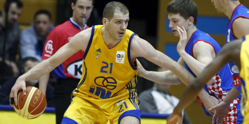 Zagreb, 200211. Dvorana KC Drazen Petrovic. Kosarkaska utakmica NLB-lige izmedju Zagreba i Sirokog. Na slici: Luka Zoric u akciji. Foto: Goran Mehkek / CROPIX Zagreb, 200211. Dvorana KC Drazen Petrovic. Kosarkaska utakmica NLB-lige izmedju Zagreba i Sirokog. Na slici: Luka Zoric u akciji. Foto: Goran Mehkek / CROPIX